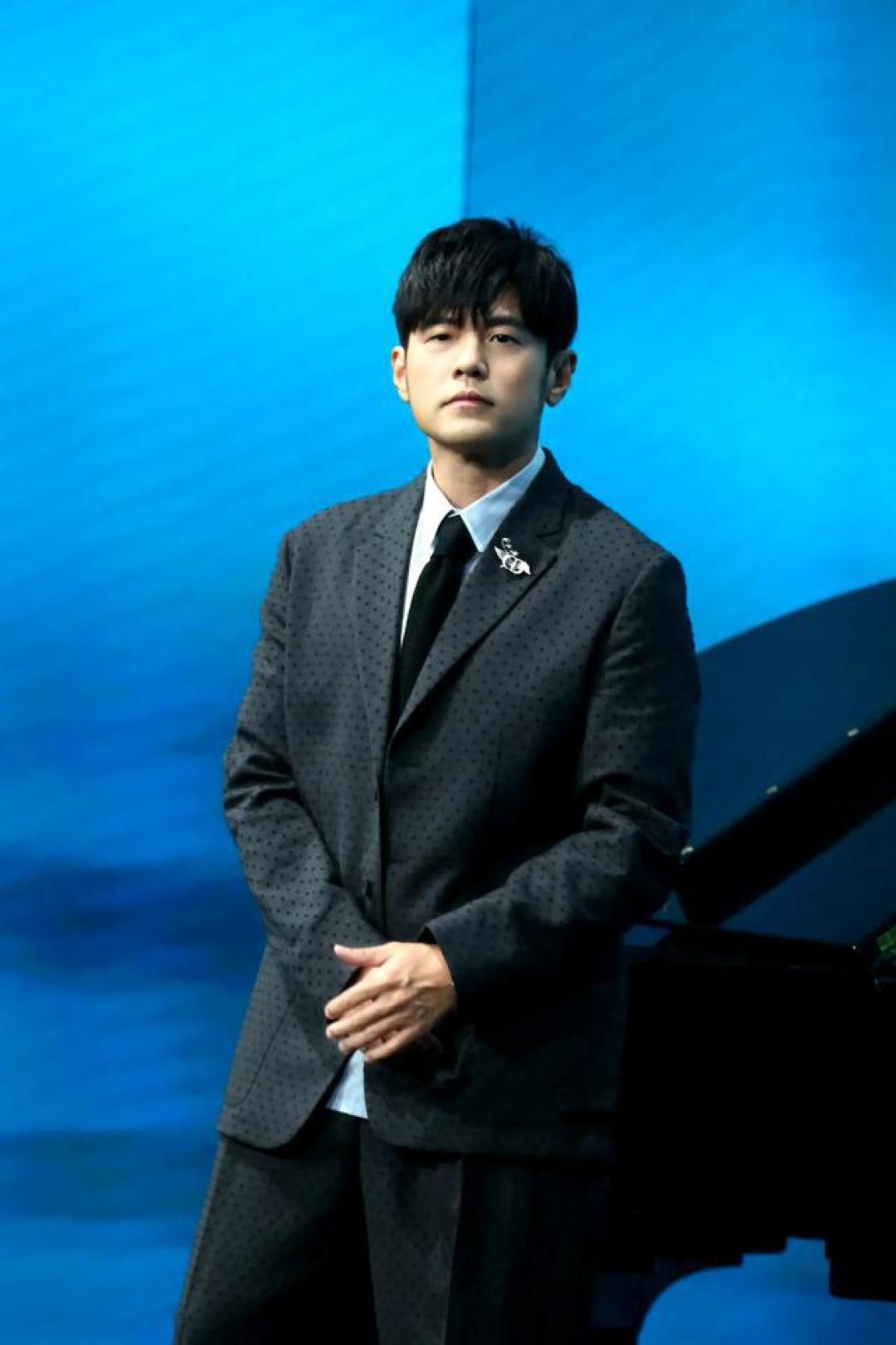 周杰伦为保专辑质量自砍巡演场次 与方文山六年打磨新专终破局