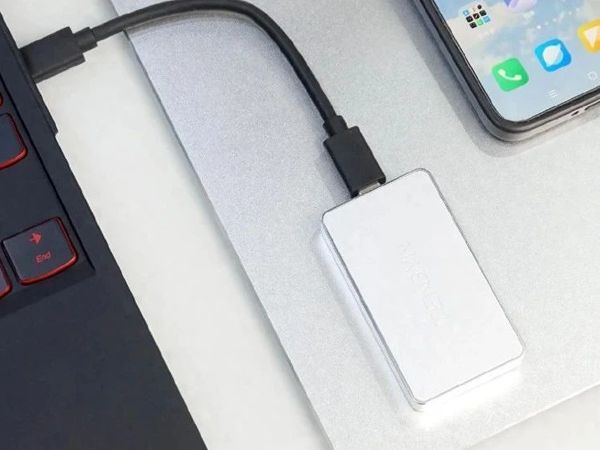 腾隐P2000 PSSD评测，外观小巧便携，传输速度可达2100MB/s