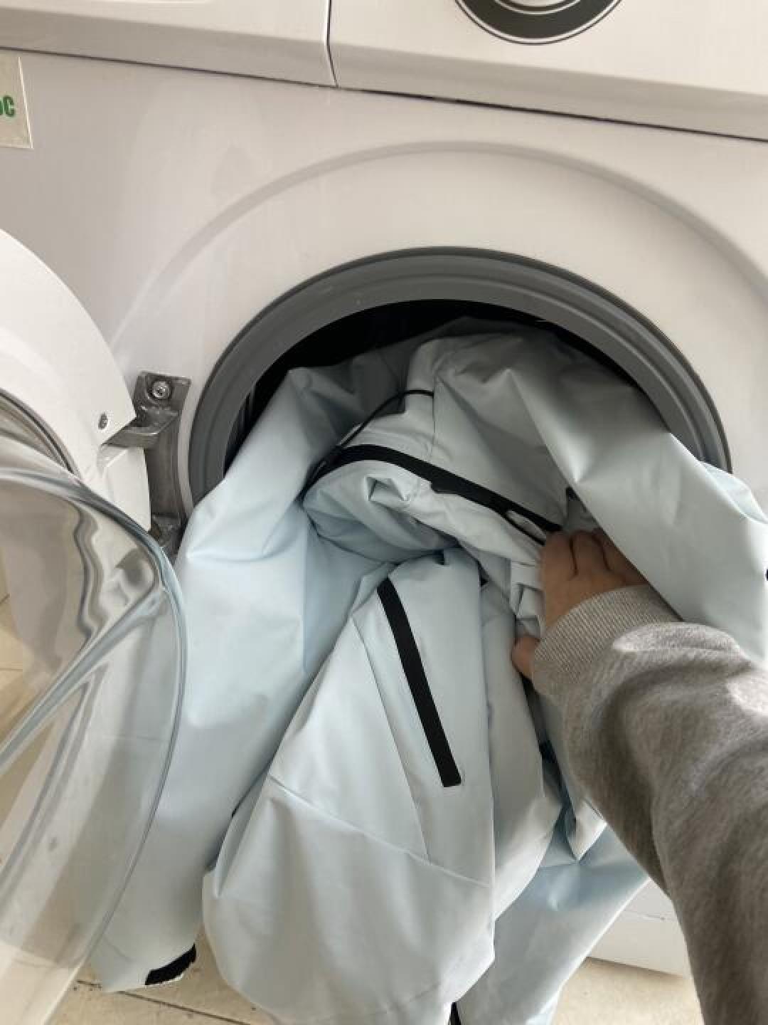始祖鸟冲锋衣清洗全攻略:防水涂层保养与常见误区解析