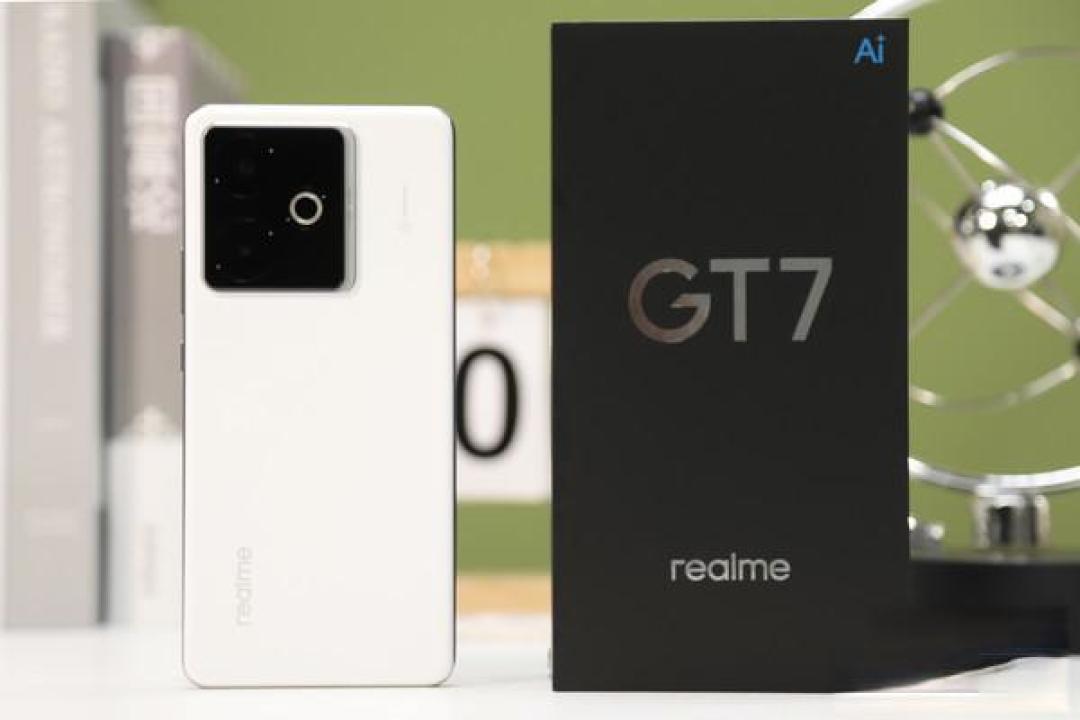 天玑9400+旗舰芯+7200mAh续航王炸 真我GT7 2210元起颠覆中端市场