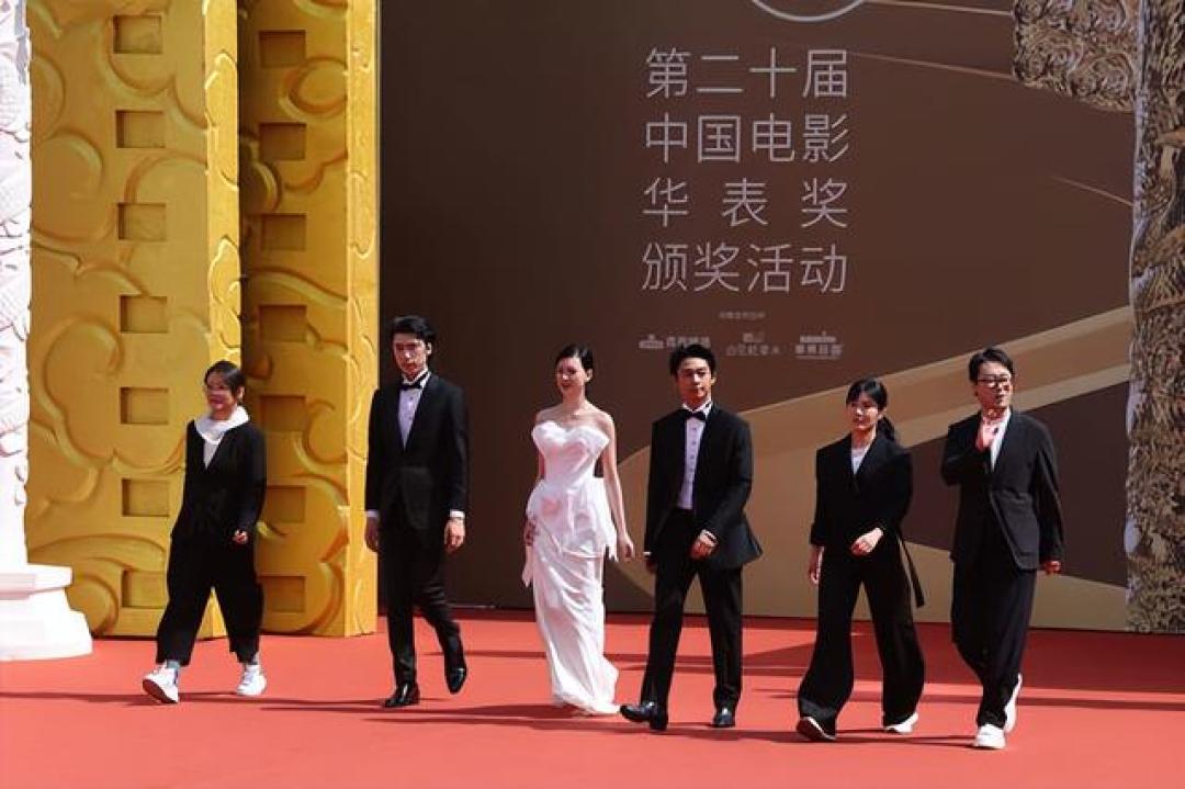 华表奖红毯群星闪耀:司法主题碰撞时尚风云,章子怡黑裙压轴气场全开