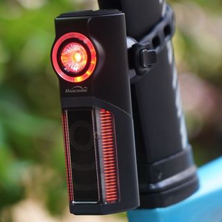 把骑行安全系数拉满的背后之眼-迈极炫SEEMEE R300智能雷达尾灯。