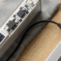 出差路上，一个闪极银翼Pro 140W移动电源就足够了