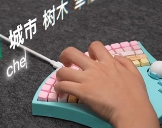 科技东风｜何同学复更，送 50 套单手键盘；苹果 20 周年纪念 iPhone；专家建议拿身份证消费就减免25%