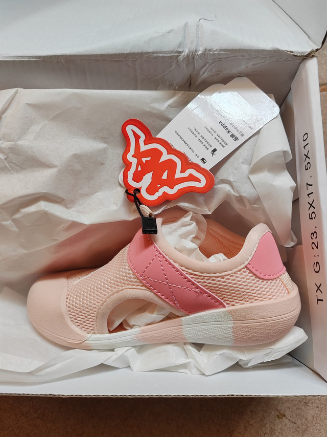 跟着买了一对小小的可爱的鞋子