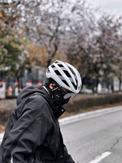 迅霆自行车头盔：安全守护，透气舒适，骑行必备