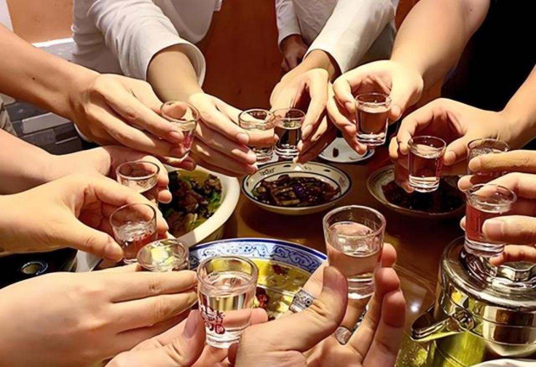 当00后用气泡水兑茅台:白酒市场的代际碰撞与文化重构试验
