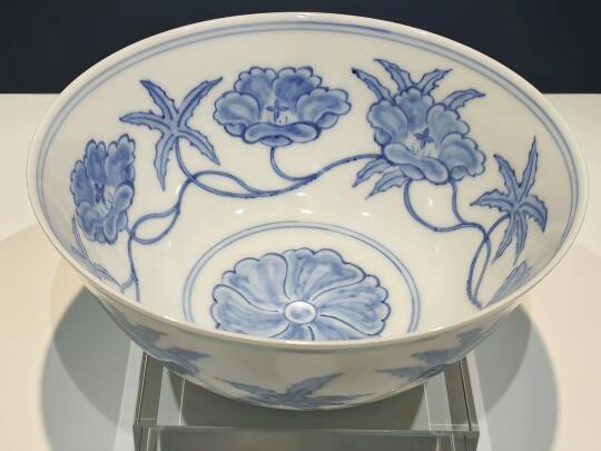 明成化青花缠枝秋葵纹宫
明成化青花缠枝秋葵纹宫
2013年10月8日，香港苏富比举行了有史以来规
模最为庞大的中国艺术品拍卖会，一件盈盈在握
的青花秋葵纹小碗，以清雅迷人的艺术芳华征服
了所有在场的中