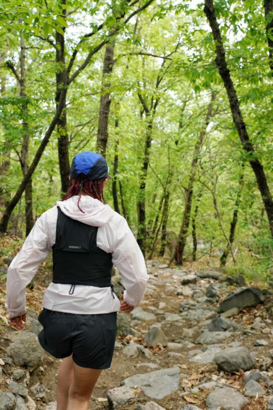 始祖鸟Incendo风壳测评:轻量化透气设计如何征服夏季户外?