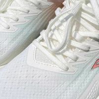 轻弹透气的运动鞋，最适合喜欢运动的朋友