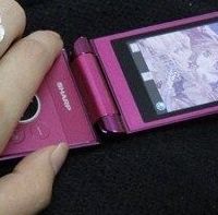 藏在抽屉里的时光胶囊：我最爱的夏普SH6220C翻盖手机。