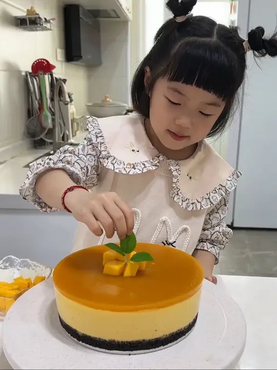 快过母亲节啦，给妈妈做她爱吃的芒果慕斯蛋糕 #瑞皮儿卫生巾 #甜品 #慕斯蛋糕 #芒果慕斯