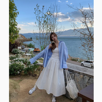 春日时尚宣言：邂逅Yilann天蓝色中长款衬衫，绽放韩式高级魅力