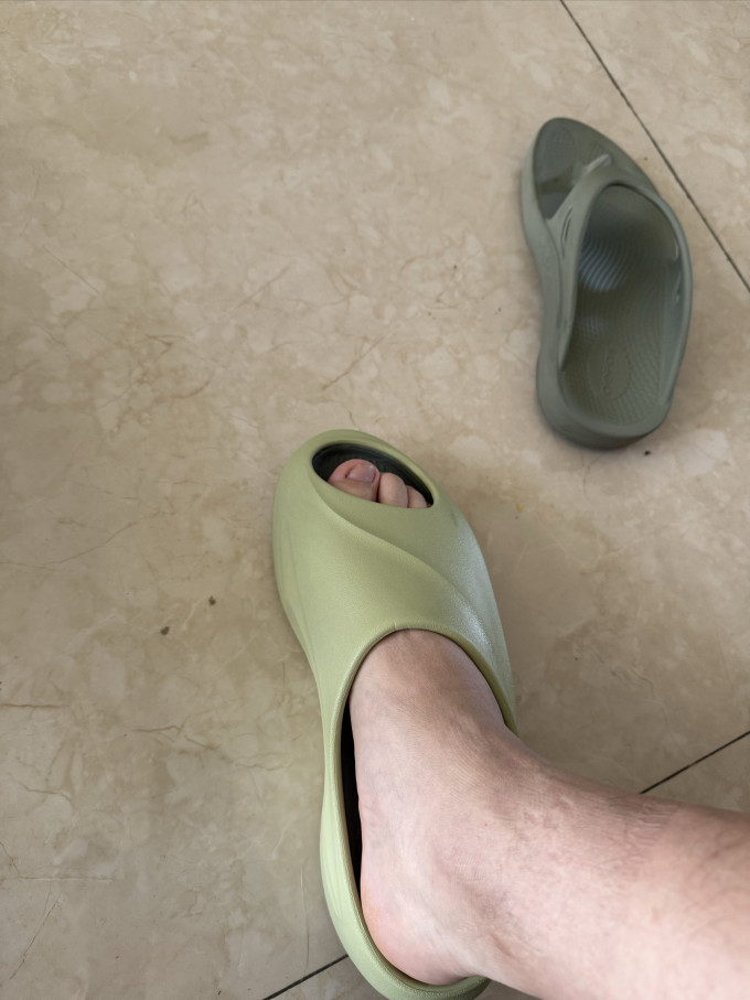 鸿星尔克户外凉鞋