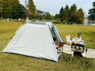 全家露营享受自然，享受午餐