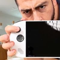 联想Legion Go游戏掌机凭借其硬件性能、屏幕表现和创新设计在掌