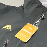 安踏防水冲锋衣：户外出行的坚固护盾