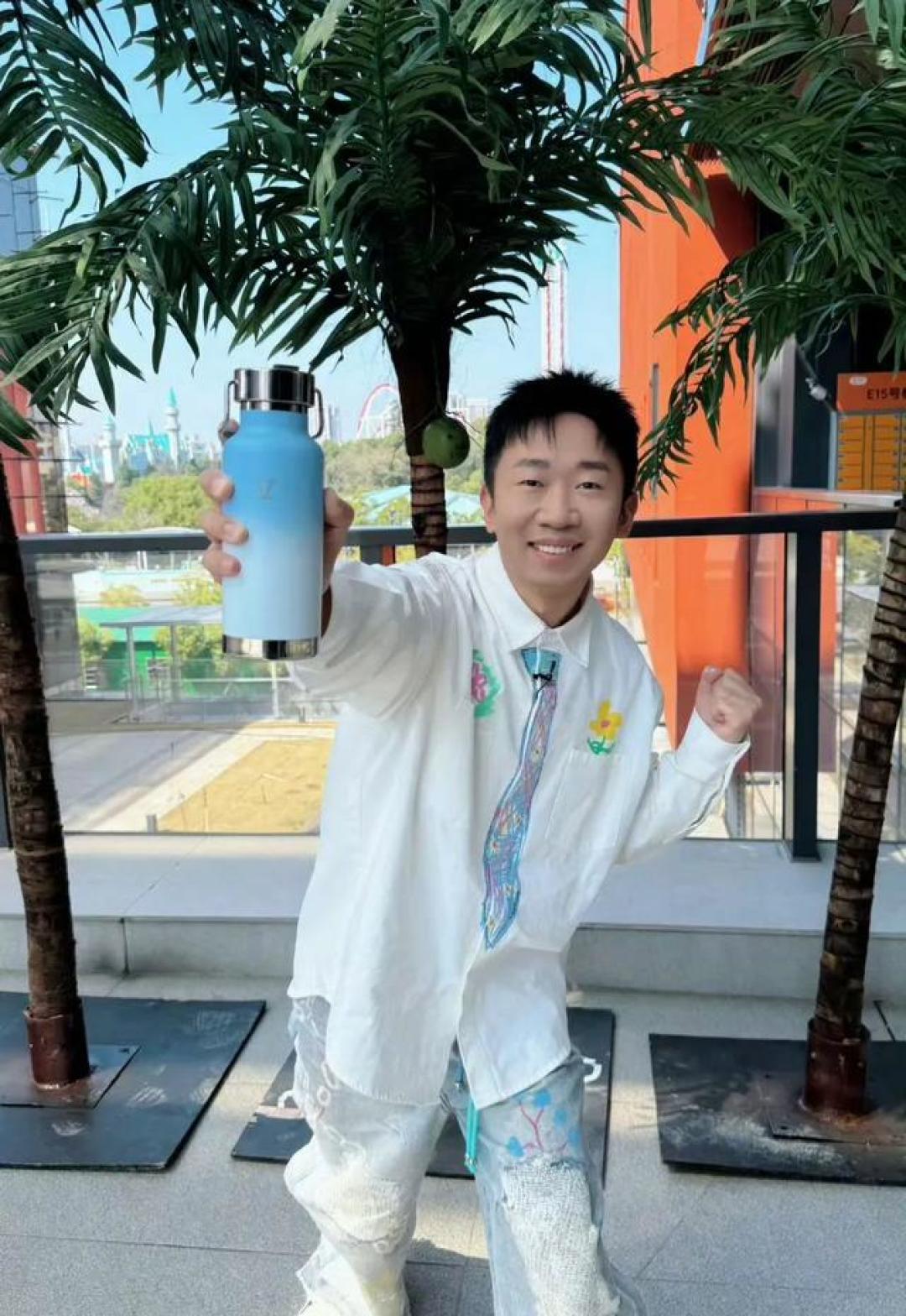 杨迪四刷张杰演唱会成"吉祥物" 保温杯与荧光棒谱写十年兄弟情