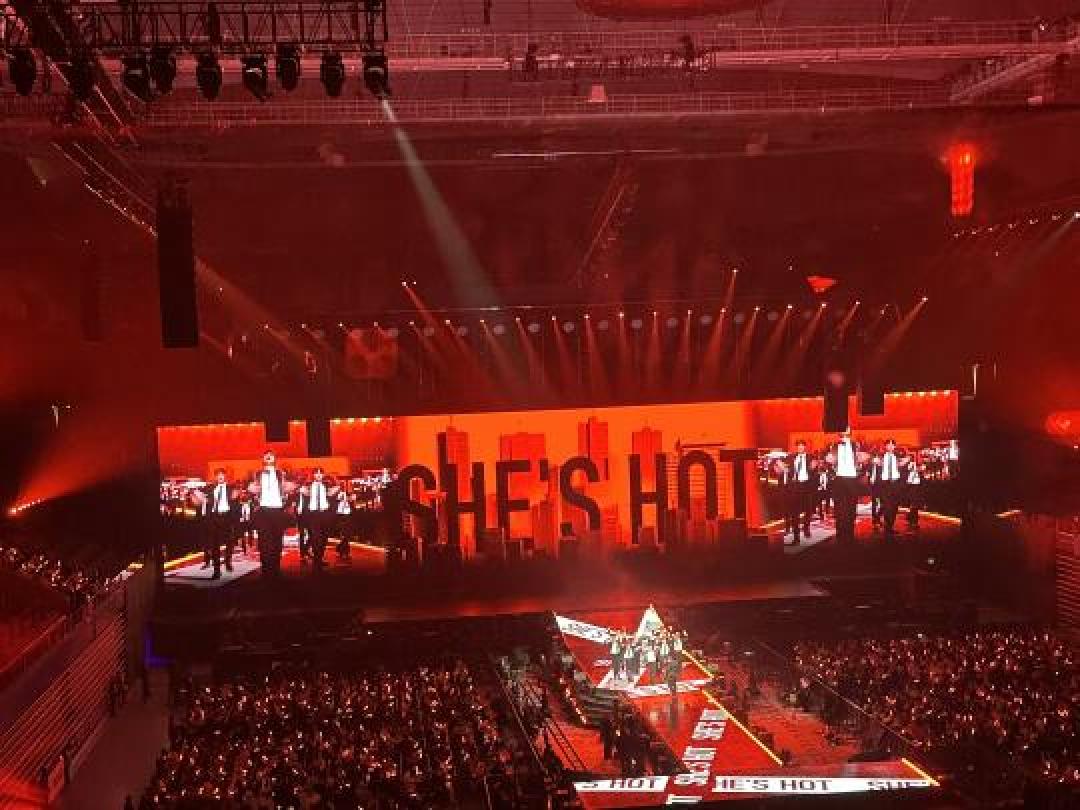 杨迪四刷张杰演唱会成"吉祥物" 保温杯与荧光棒谱写十年兄弟情