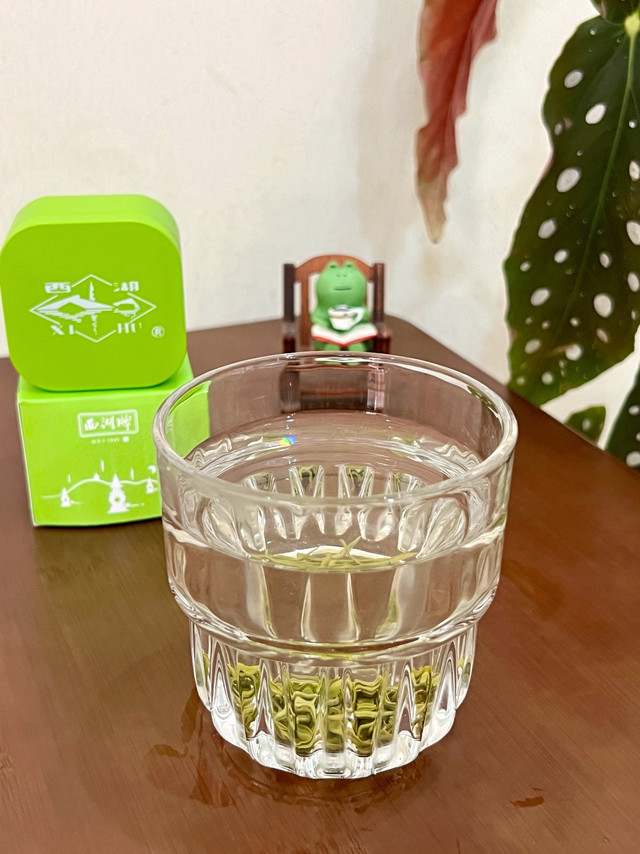 尝尝西湖牌2025新茶碧螺春，鲜爽甘甜，还不错！