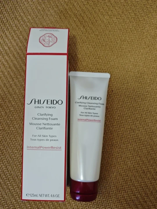 #SHISEIDO资生堂肌活焕采洁面膏/洗面奶 125ML
	
可能对本人来说不太友好，个人感觉，刚刚洗完脸后皮肤偏干，然后过几小时后T字区会比之前有些出油感，本人皮肤算是中性皮肤。可能对中性皮肤不太