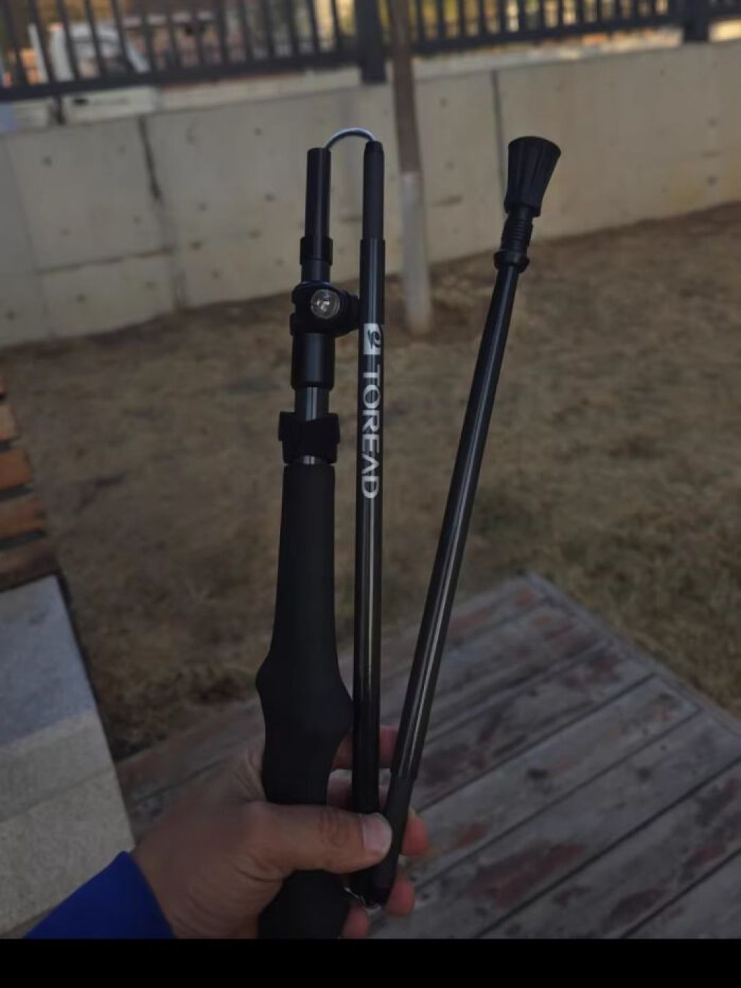 探路者登山杖:户外徒步的可靠伙伴