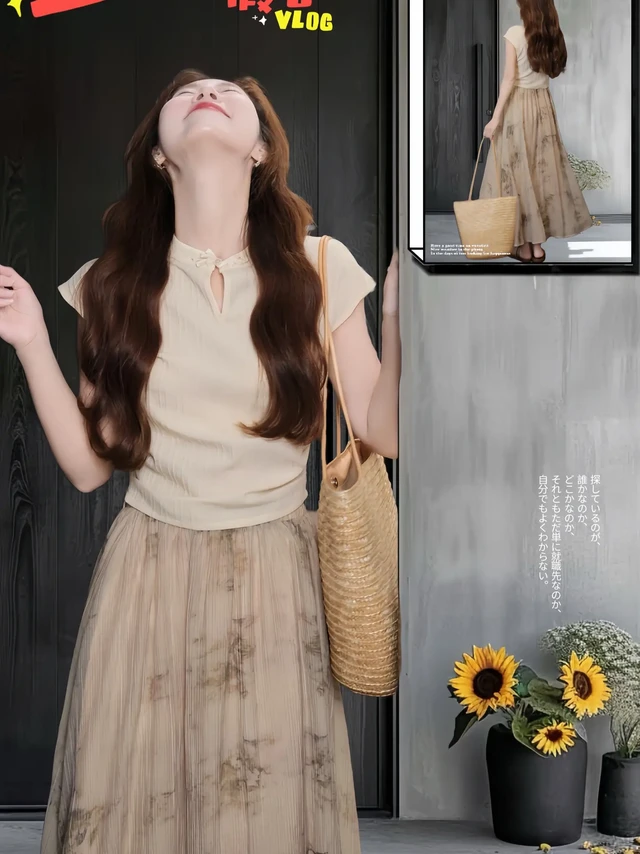新中式穿搭杀疯了！秒变古风氛围感大女主～宝子们，我宣布新中式穿搭就是我的心头爱～这套盘扣短袖T恤搭配高腰大摆半裙，真的是把东方美学狠狠拿捏住了！T恤上精致的盘扣，每一处细节都透着古典韵味，上身瞬间就有