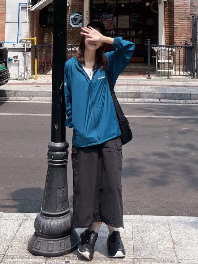 入夏后才发现：不兴始祖鸟冲锋衣了！满大街都在穿Montbell皮肤衣