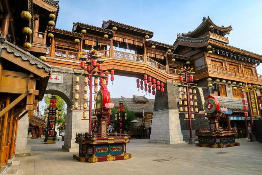 穿越千年遇见国潮霓裳：琅琊古城用建筑肌理与科技光影诠释沉浸式古风共生密码