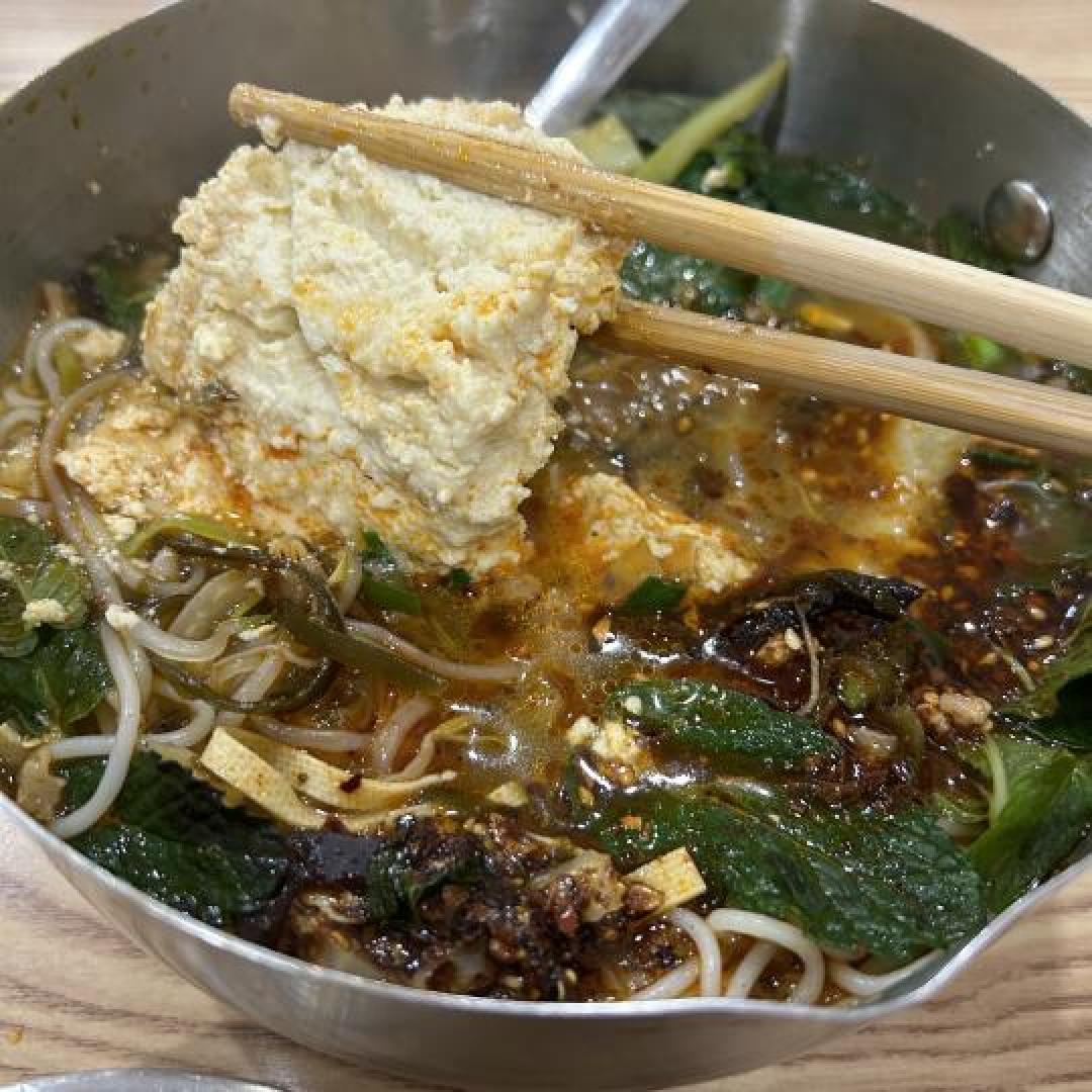 臭豆腐小锅米线暴击：酸辣臭鲜四重奏，一碗掀翻南北味蕾的魔幻烟火