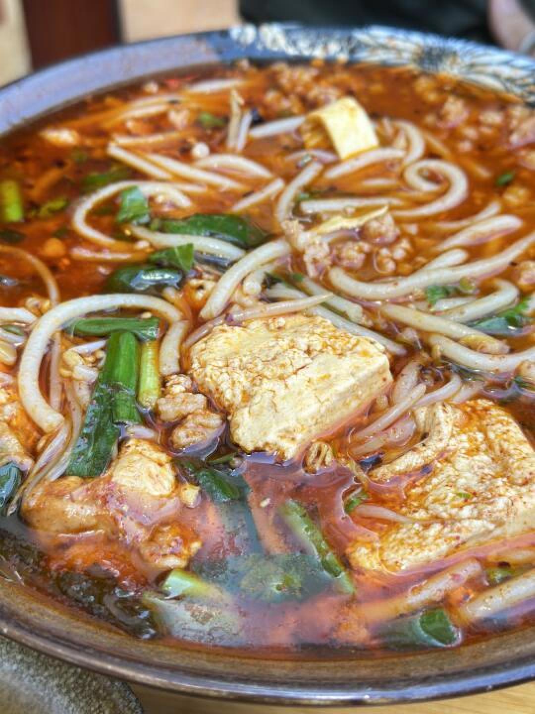 臭豆腐小锅米线暴击：酸辣臭鲜四重奏，一碗掀翻南北味蕾的魔幻烟火