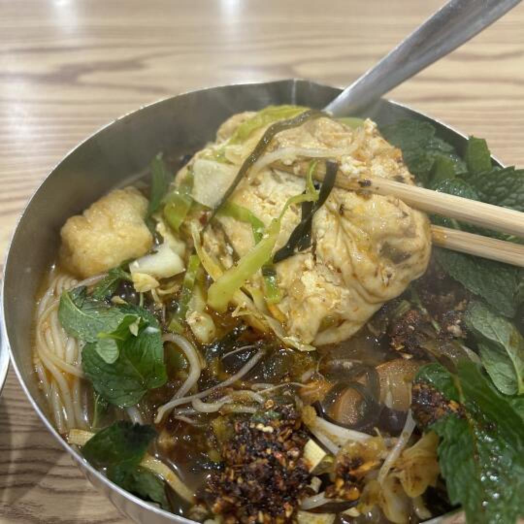 臭豆腐小锅米线暴击：酸辣臭鲜四重奏，一碗掀翻南北味蕾的魔幻烟火
