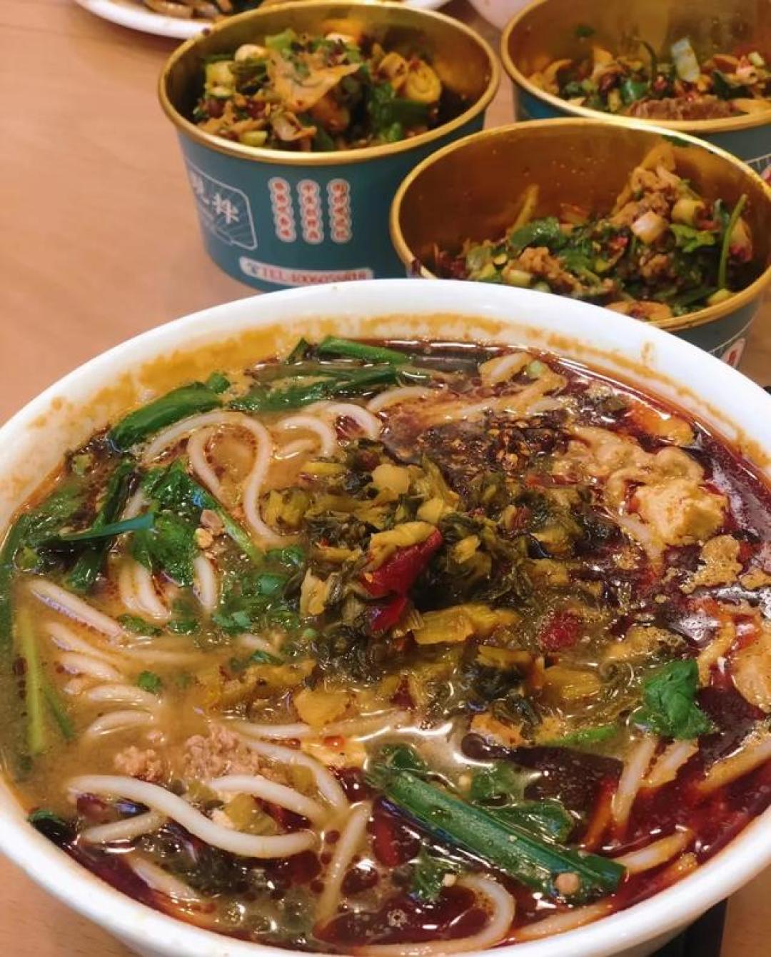 臭豆腐小锅米线暴击：酸辣臭鲜四重奏，一碗掀翻南北味蕾的魔幻烟火