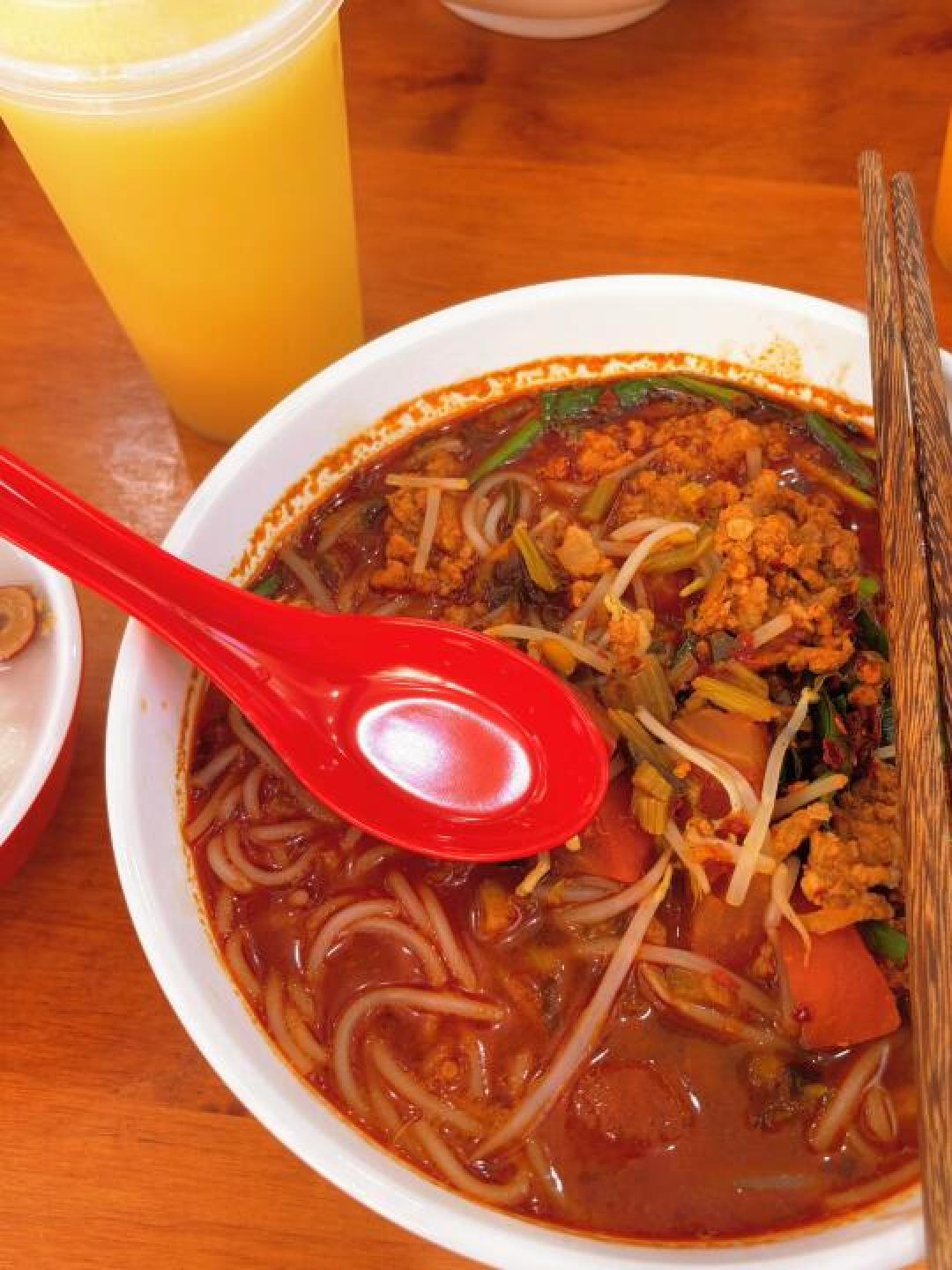 臭豆腐小锅米线暴击：酸辣臭鲜四重奏，一碗掀翻南北味蕾的魔幻烟火