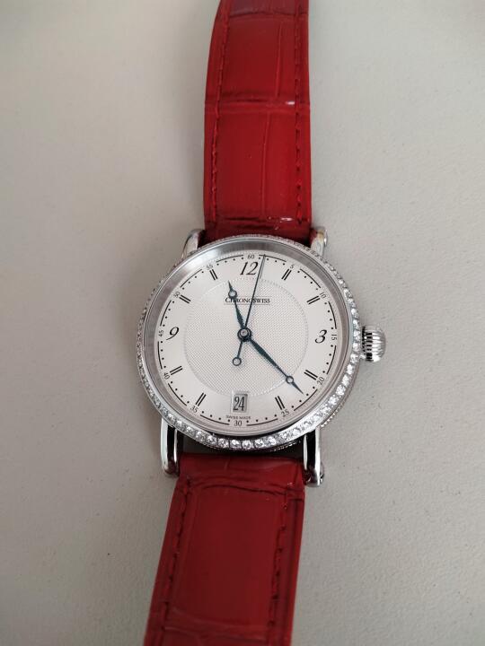 瑞宝镶钻女表瑞宝手表chronoswiss 瑞宝 ch2043，全套，成色新。关联天梭欧米茄浪琴劳力士宝玑瑞宝标志性的钱币纹表圈、洋葱头表冠和德国银表盘。宝玑针、宝玑字、玑镂射线纹和螺丝直耳。
表盘随