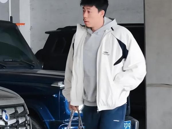 辽宁全力备战季后赛！全队帅气进训练馆，赵继伟酷帅，杨鸣超开心