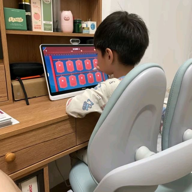 五一在家学习的孩子