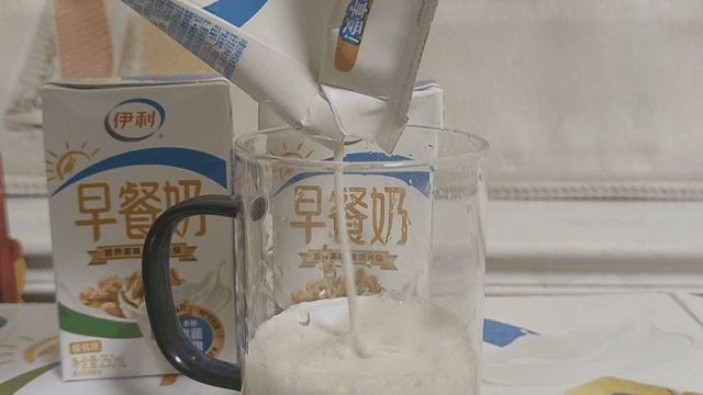 一口爱上！伊利核桃味早餐奶，香浓开启美好清晨！
