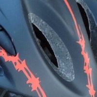 超酷黑红配色自行车头盔:骑行路上的时尚守护者