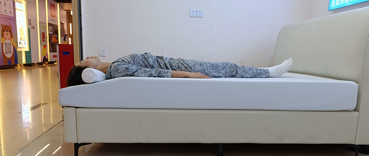护脊床垫即昂首床垫还是普通床垫，它是第二代床垫，