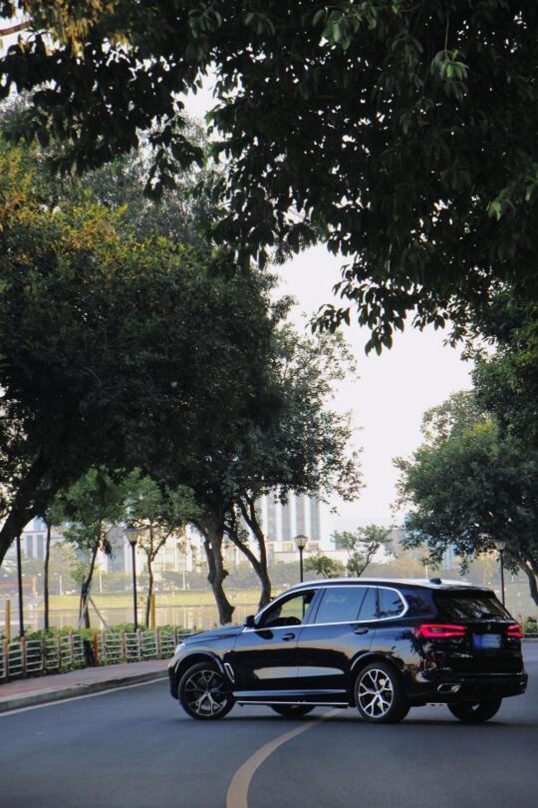 全新宝马X5曝光:鲨鱼鼻设计/四套动力系统/氢能首秀,智能座舱全面升级
