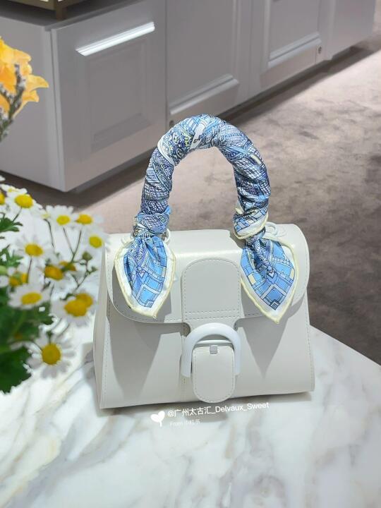 🌟春夏丝巾搭配｜Delvaux白雪公主