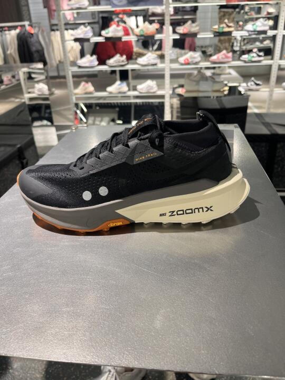 ZoomX缓震科技:揭秘跑鞋如何用智能缓震与能量回馈征服跑者双脚