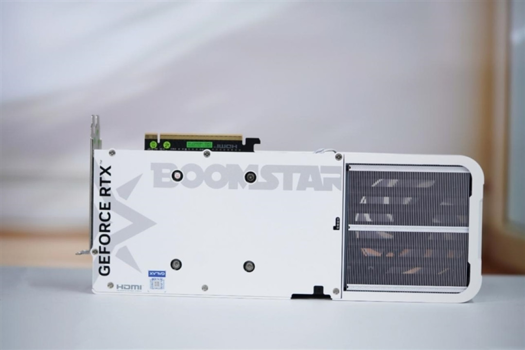 影驰RTX 5090 D星曜LUNA OC显卡评测：最强旗舰 独特磁吸随时恢复满血