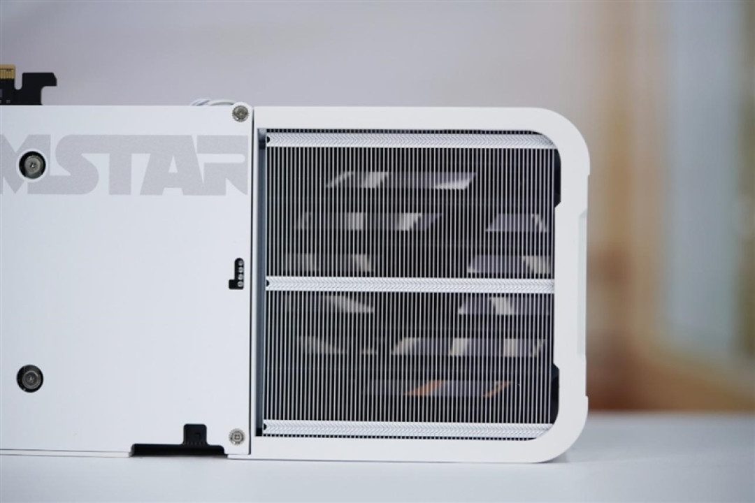 影驰RTX 5090 D星曜LUNA OC显卡评测：最强旗舰 独特磁吸随时恢复满血