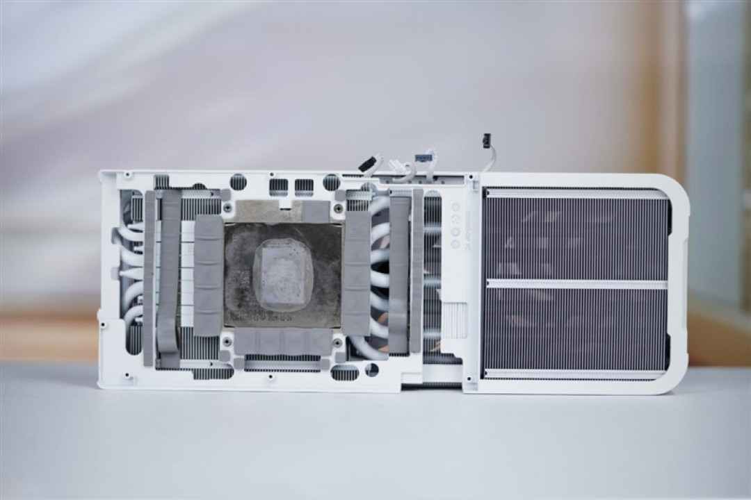 影驰RTX 5090 D星曜LUNA OC显卡评测：最强旗舰 独特磁吸随时恢复满血