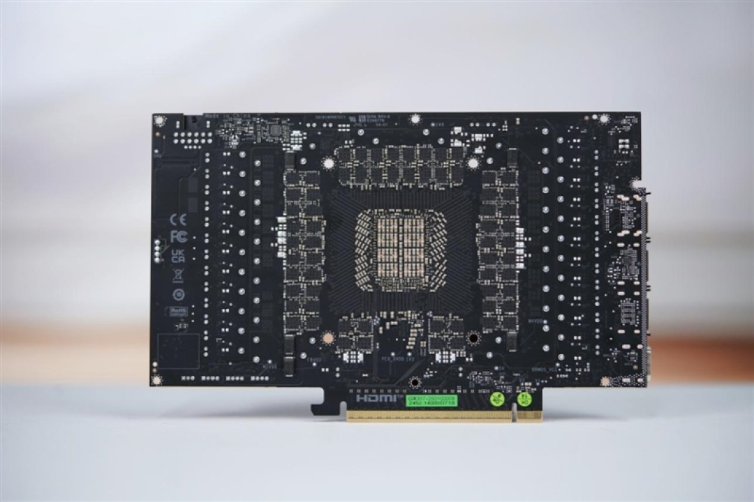 影驰RTX 5090 D星曜LUNA OC显卡评测：最强旗舰 独特磁吸随时恢复满血