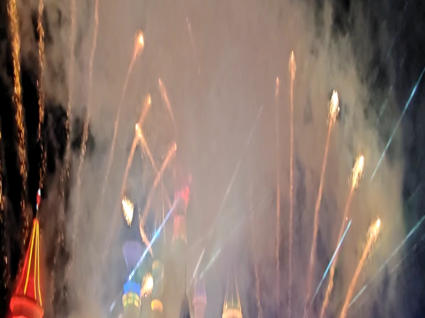 方特的烟花秀。