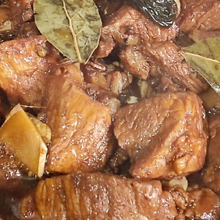红烧肉配米饭，绝对是流口水的一道美味！