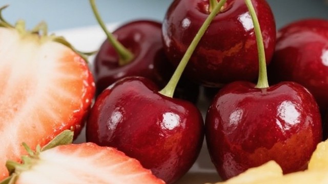 春季水果品鉴：樱桃草莓菠萝